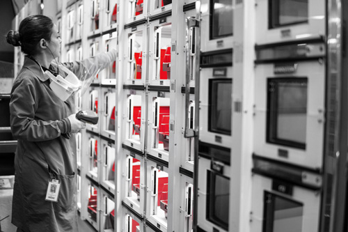 An ARUP employee working in the lab